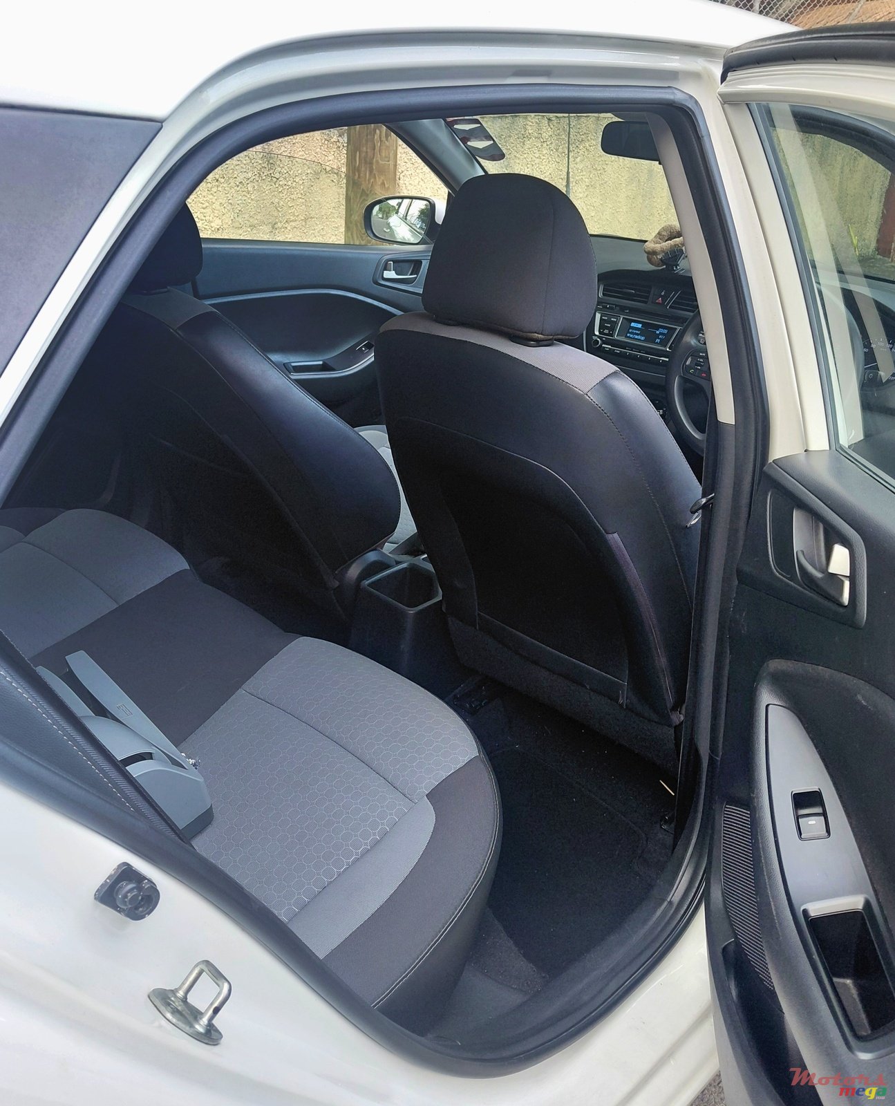 2017' Hyundai i20 photo #2