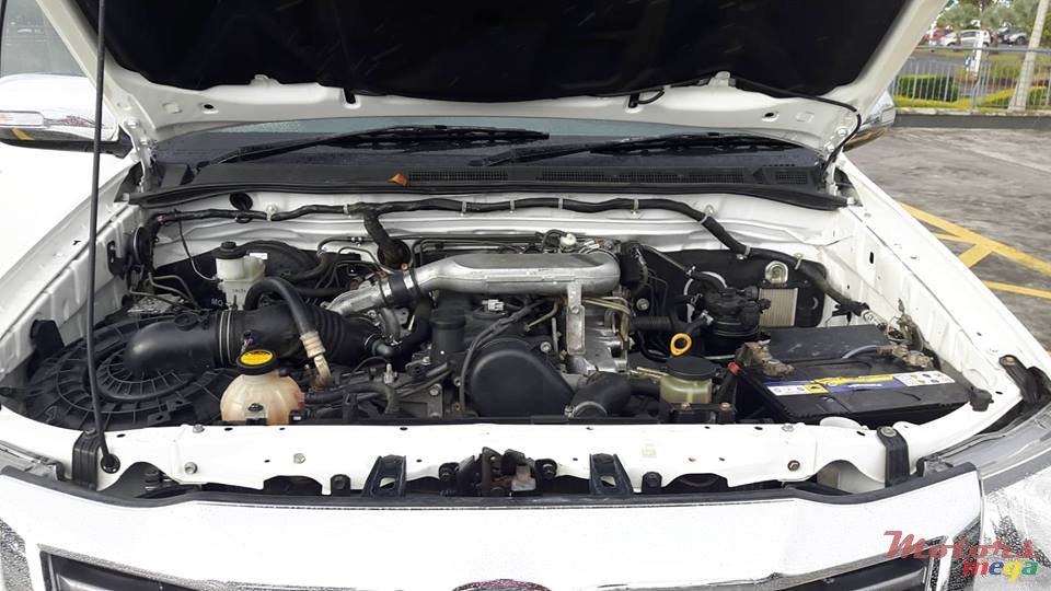 2011' Toyota Hilux 4X4 photo #5