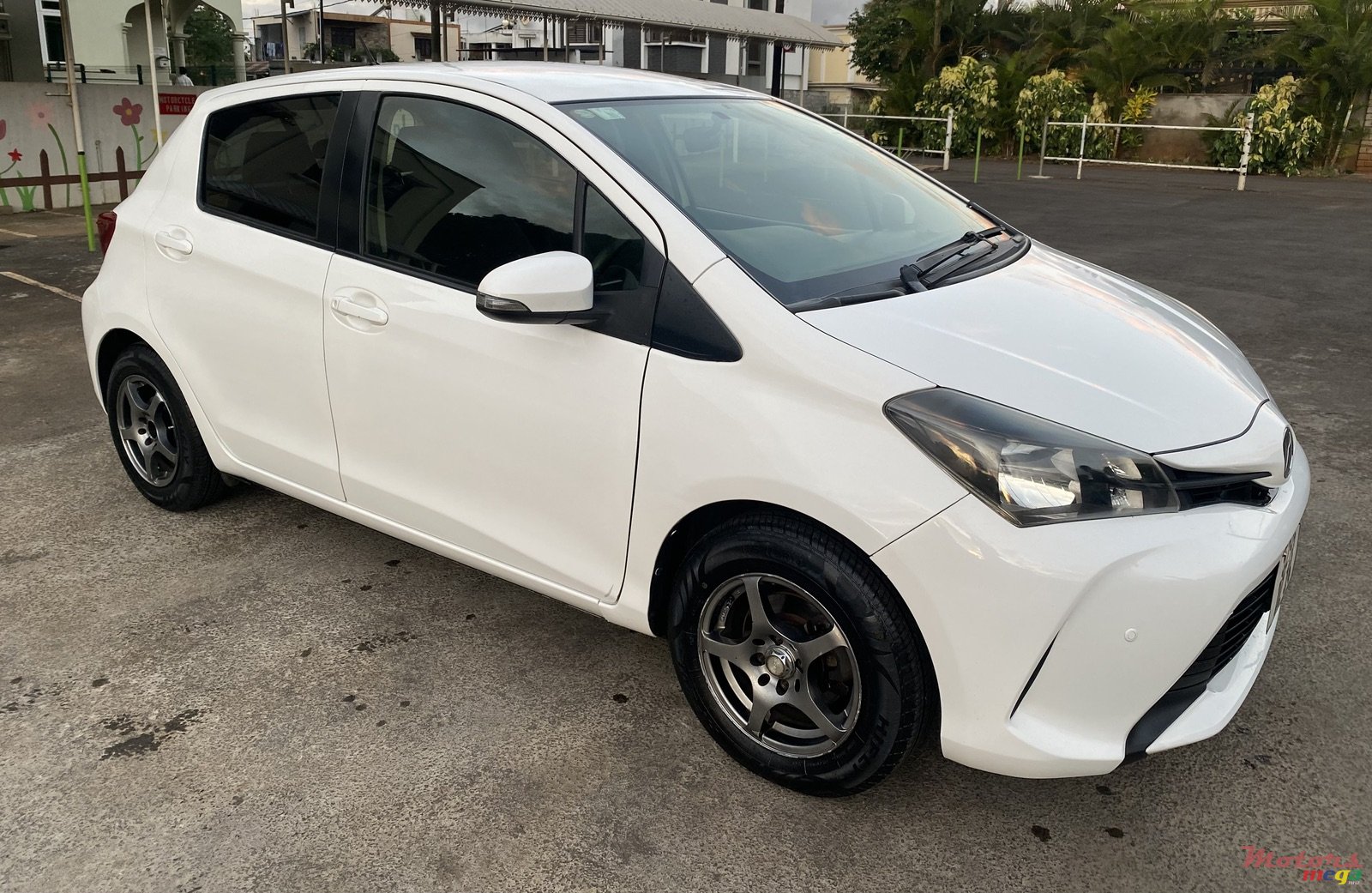 2014' Toyota Vitz 990cc photo #2