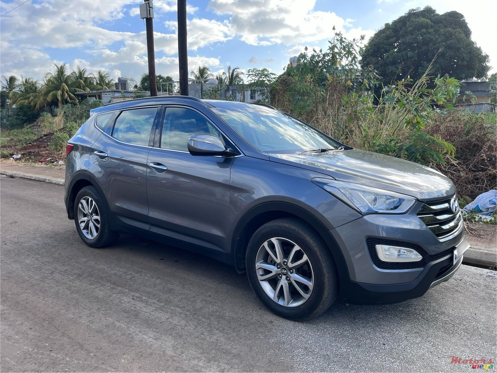 2013' Hyundai Santa Fe photo #5