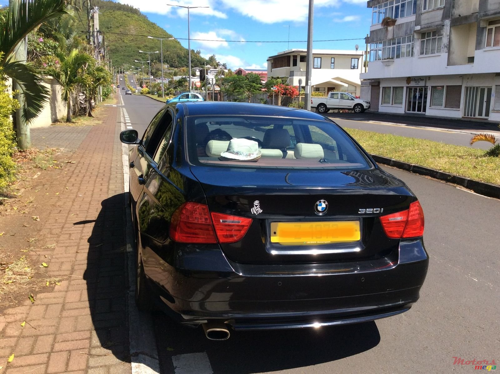 2011' BMW 3 Series photo #2