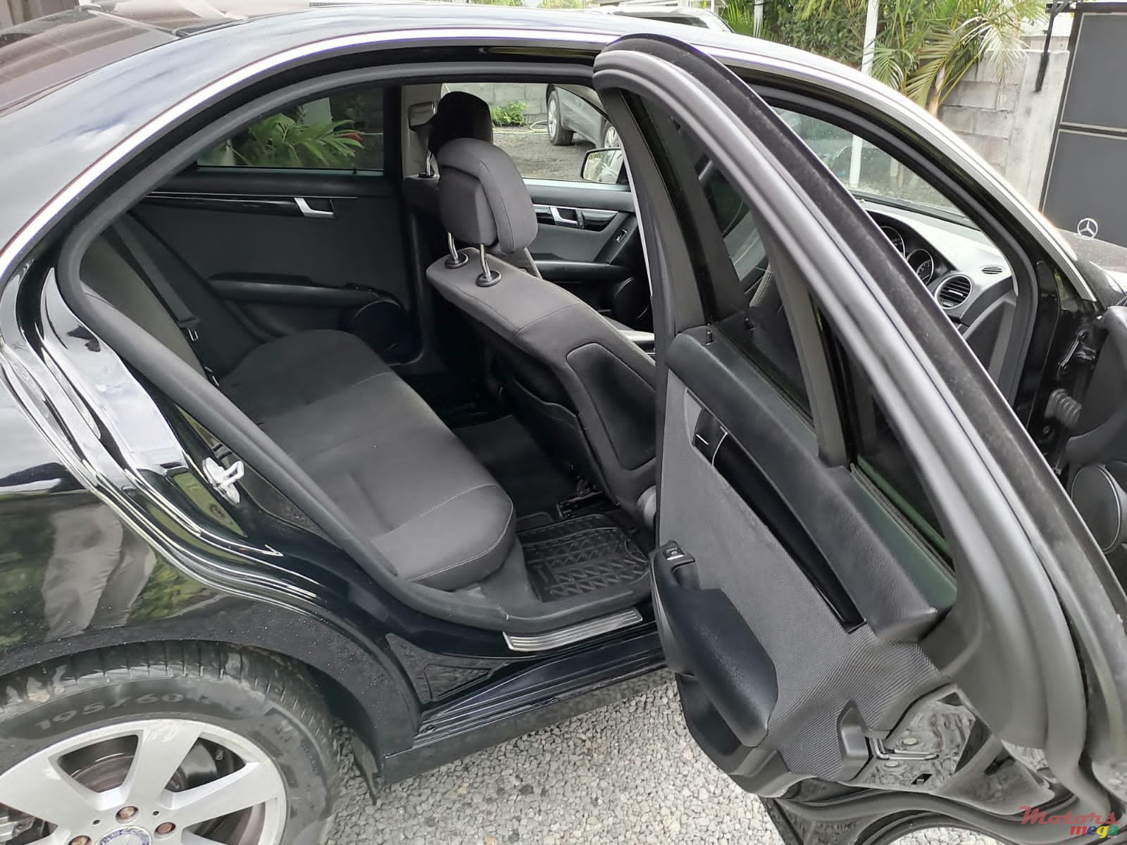 2011' Mercedes-Benz C-Class C180 photo #4