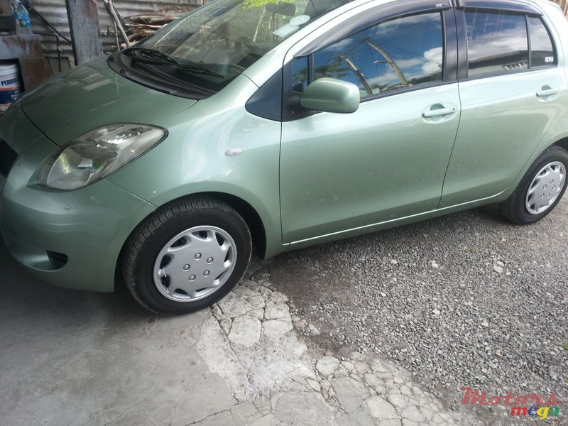 2007' Toyota Vitz photo #1