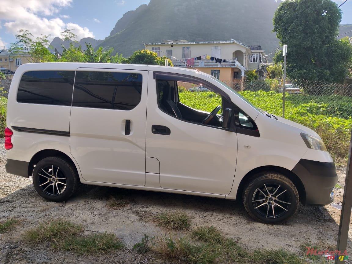 2010' Nissan NV photo #2