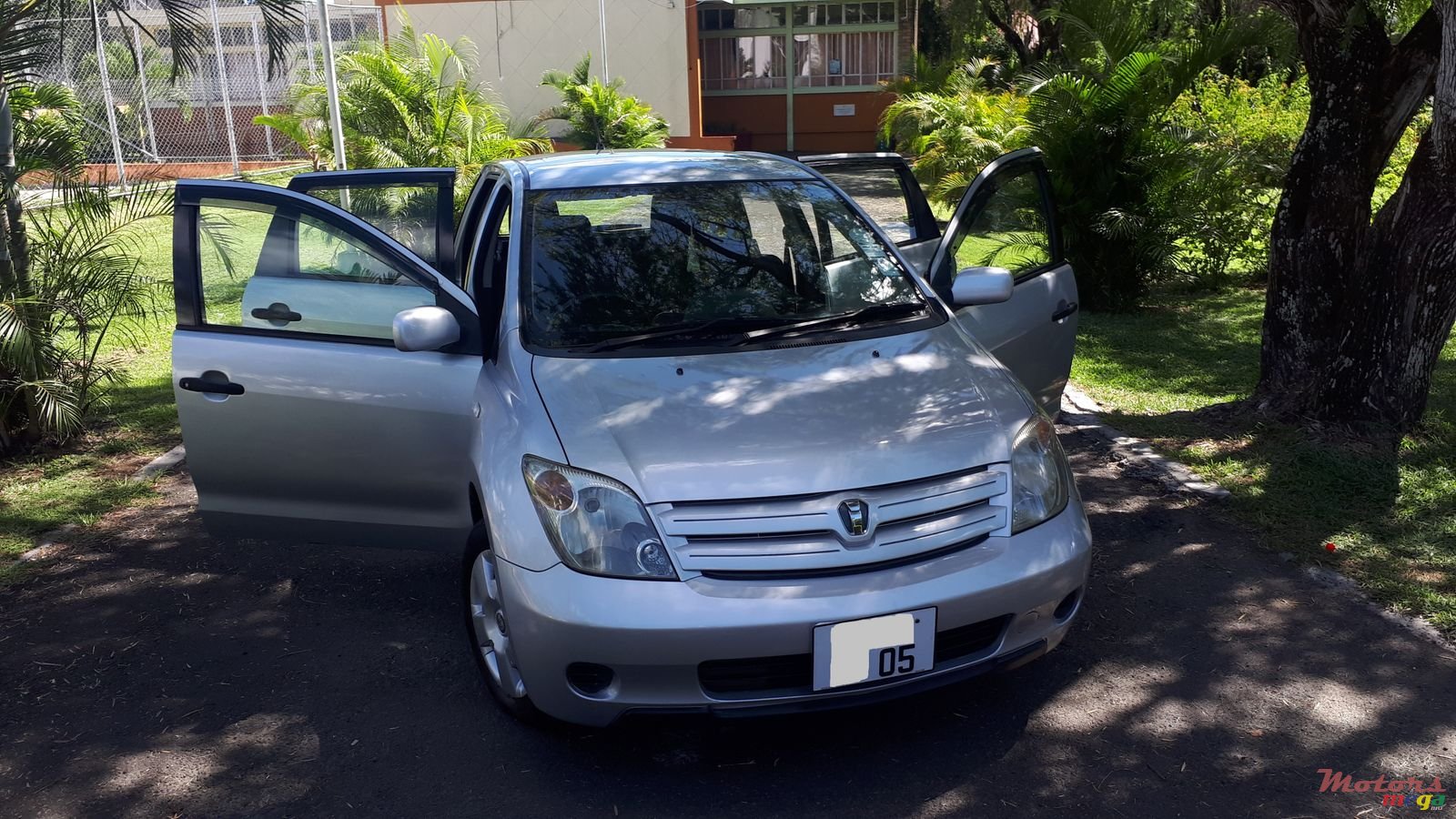 2005' Toyota IST photo #3