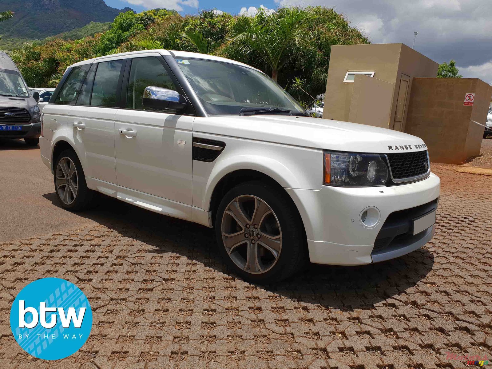2013' Land Rover Range Rover Sport photo #1