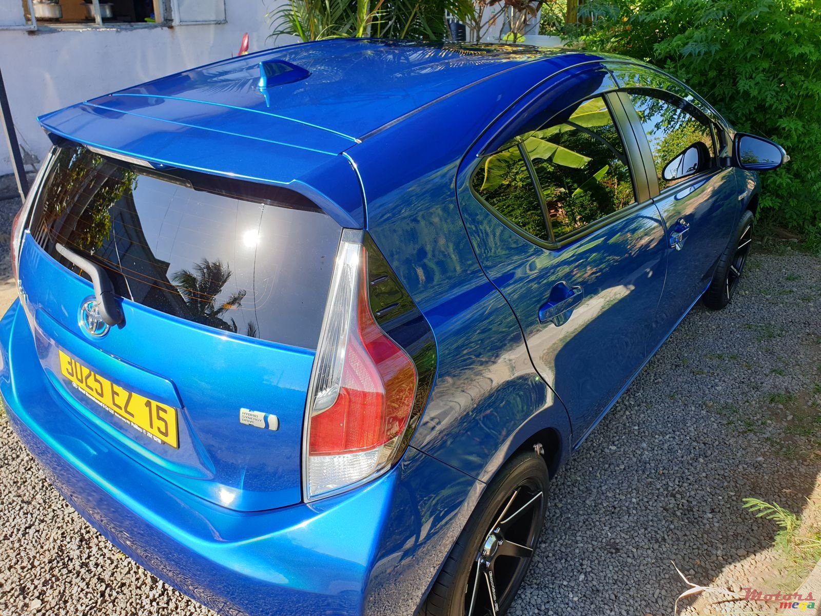 2015' Toyota Aqua photo #2