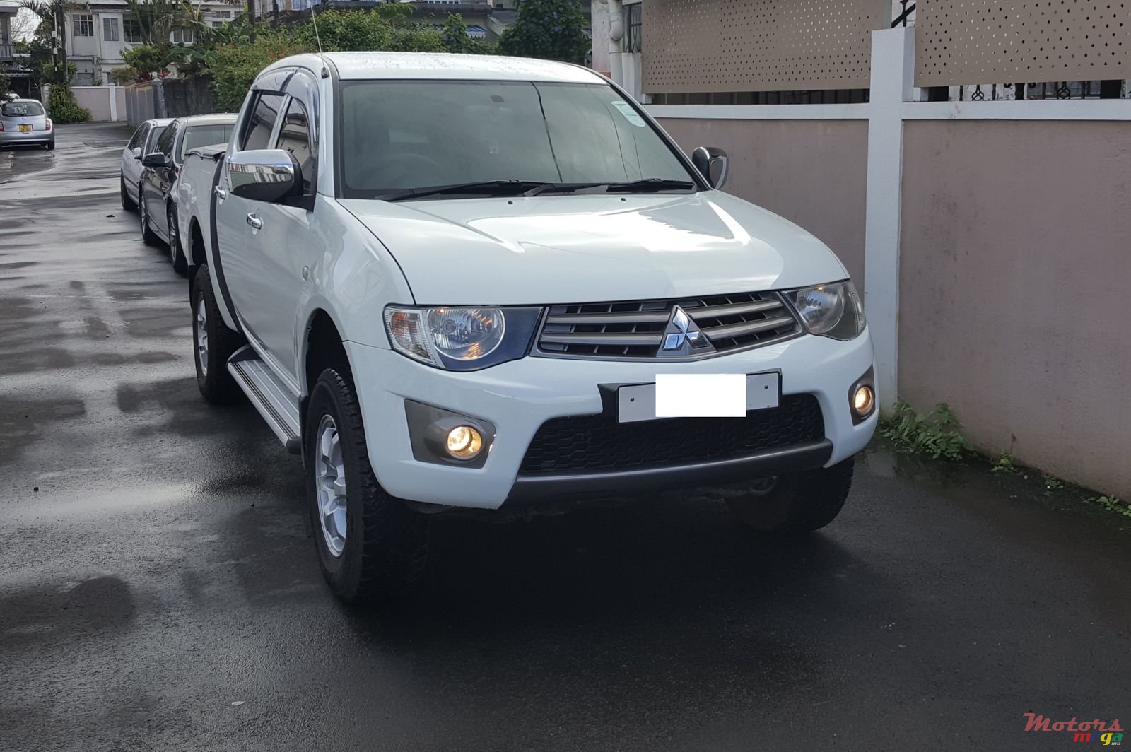 2011' Mitsubishi L 200 4X4 photo #1