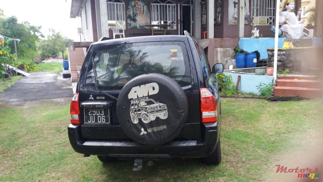 2006' Mitsubishi Pajero photo #3