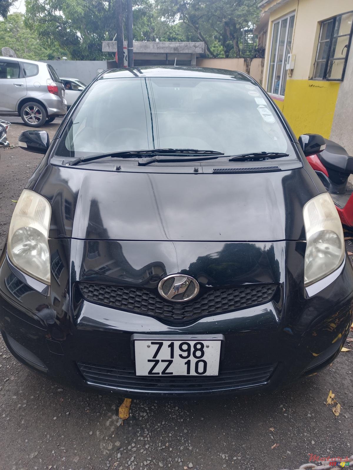 2010' Toyota Vitz photo #2