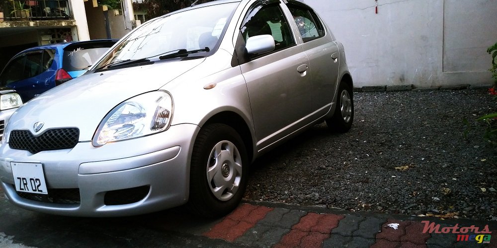 2002' Toyota Vitz photo #1