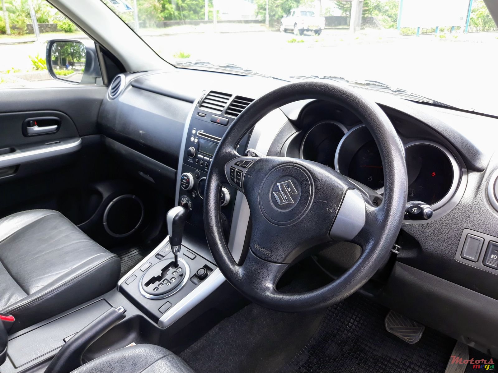 2009' Suzuki Grand Vitara photo #3