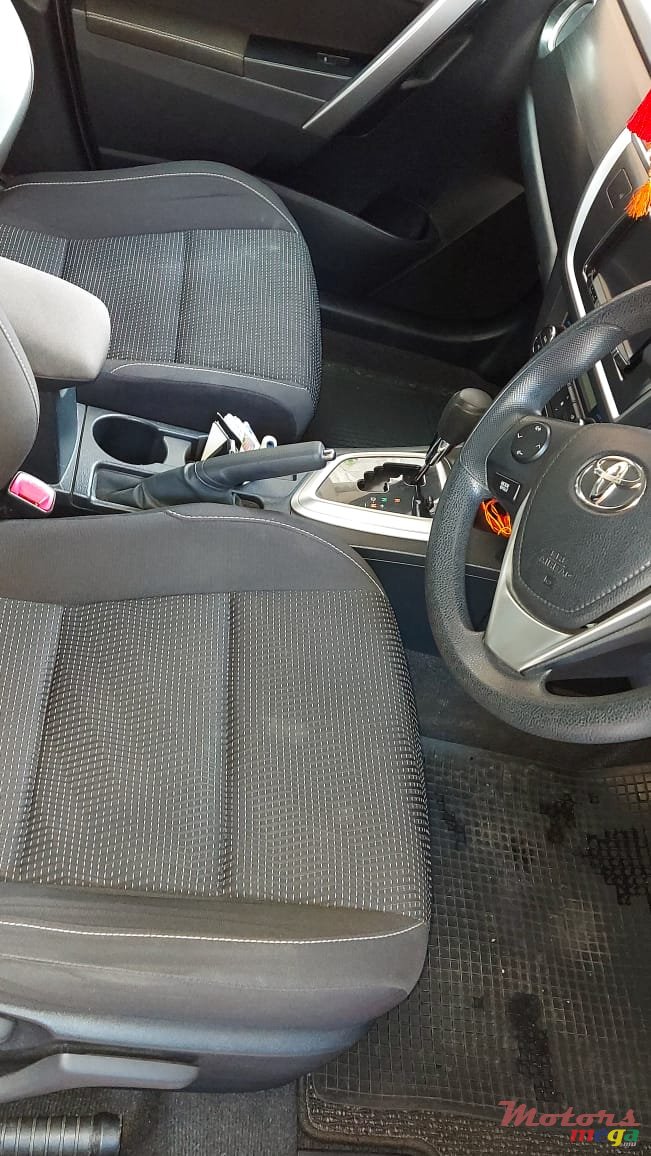 2014' Toyota Auris photo #7