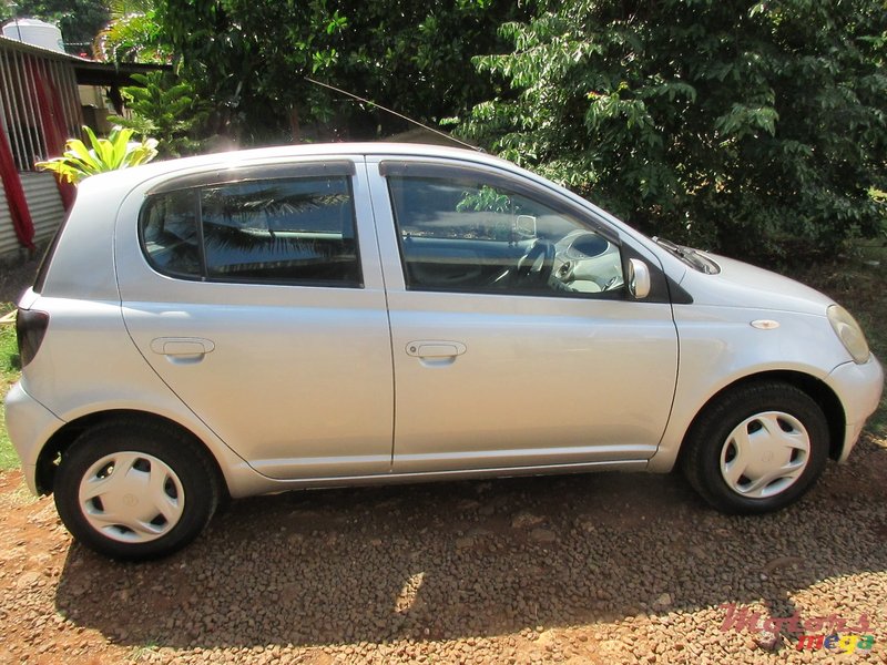 1999' Toyota Vitz photo #1