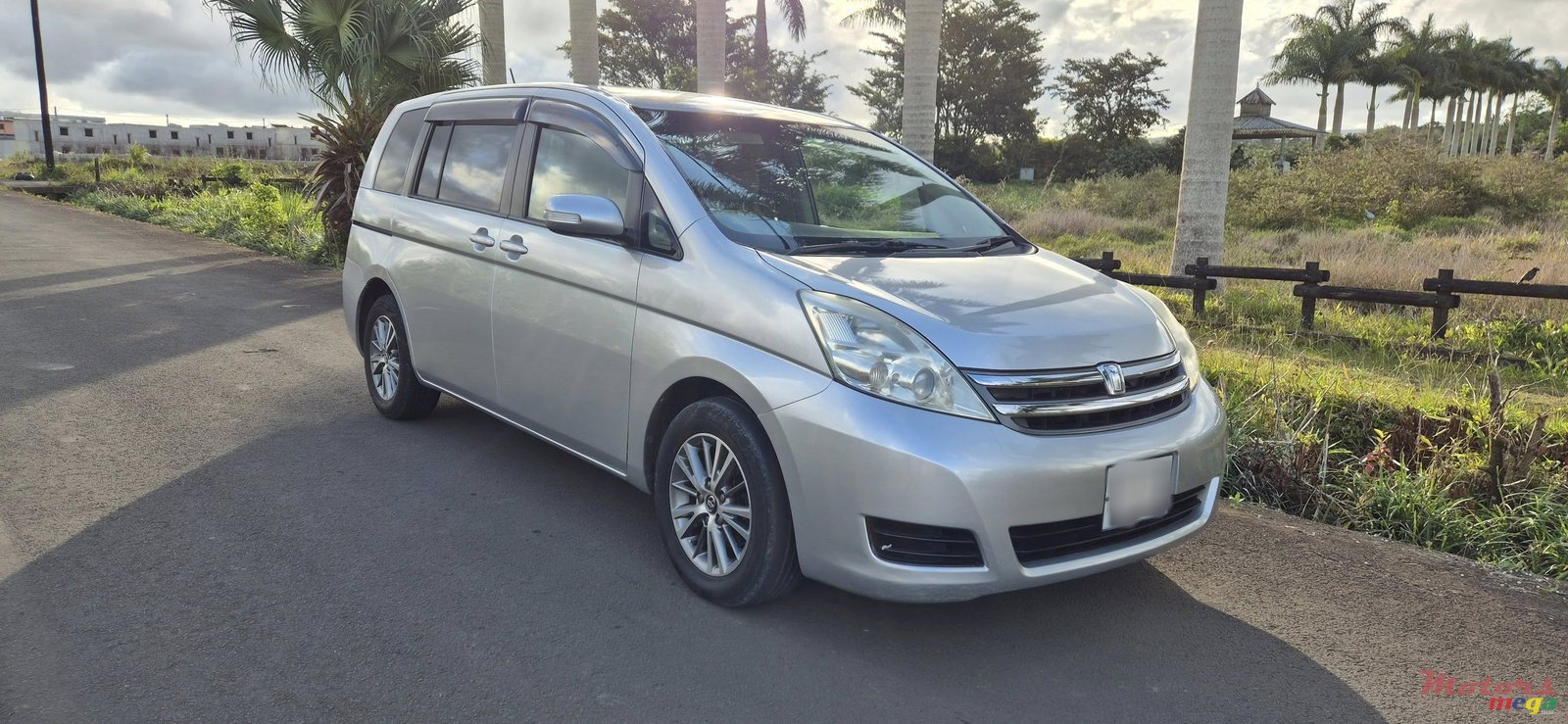 2007' Toyota Isis photo #1