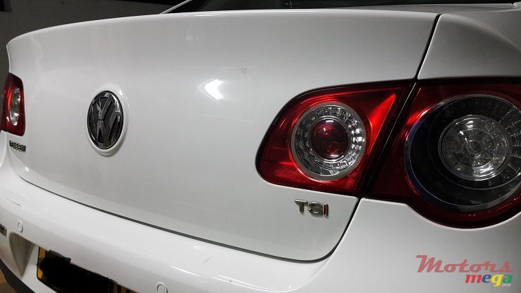 2009' Volkswagen Passat photo #2