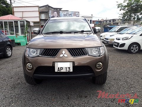 2013' Mitsubishi Sportero photo #1