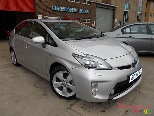 2014' Toyota Prius Plug-in Hybrid photo #2