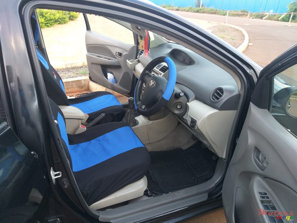 2009' Toyota Yaris photo #3