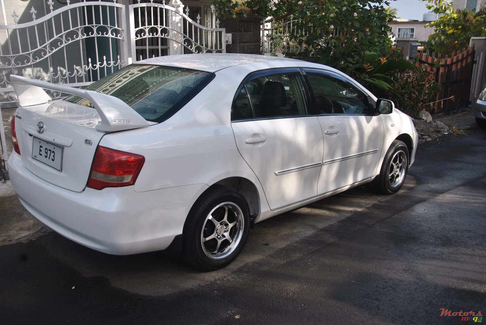 2009' Toyota Axio photo #2