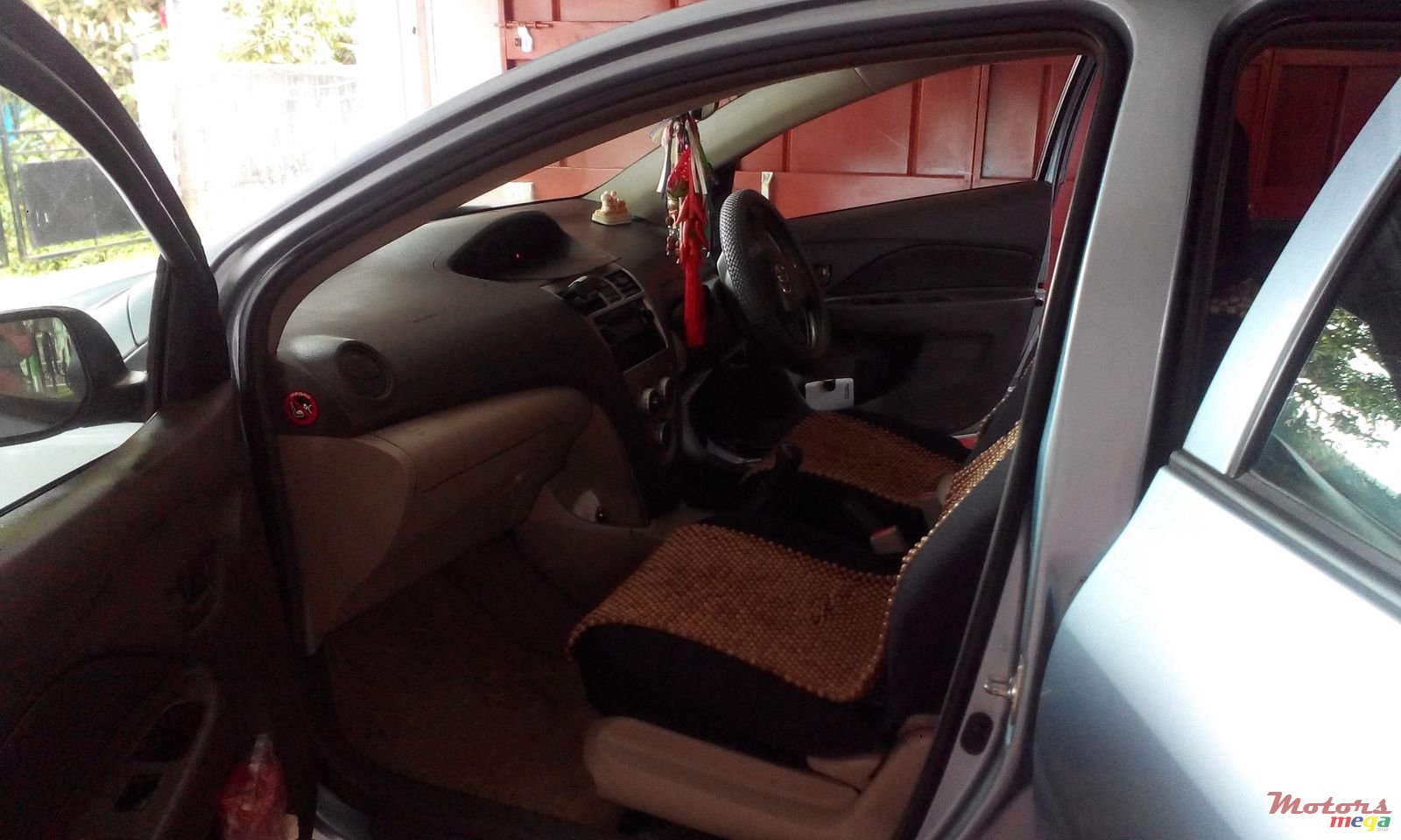 2010' Toyota Yaris photo #3