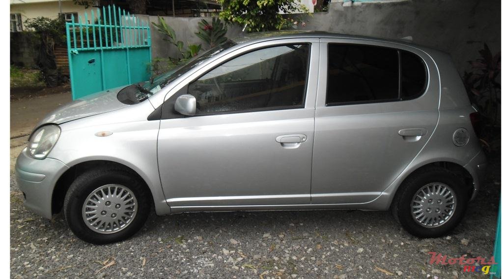 2002' Toyota Vitz photo #1