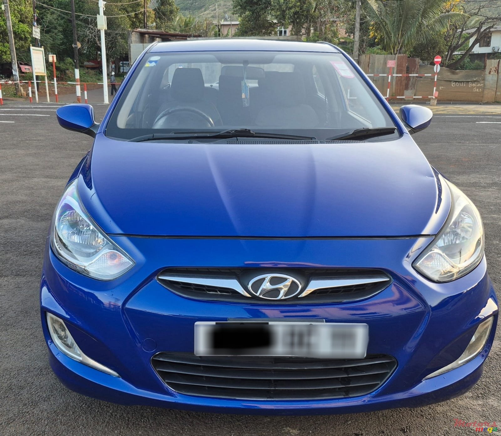 2011' Hyundai Accent Automatic photo #1