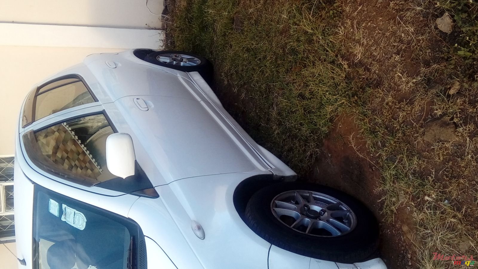 2001' Toyota Vitz photo #2