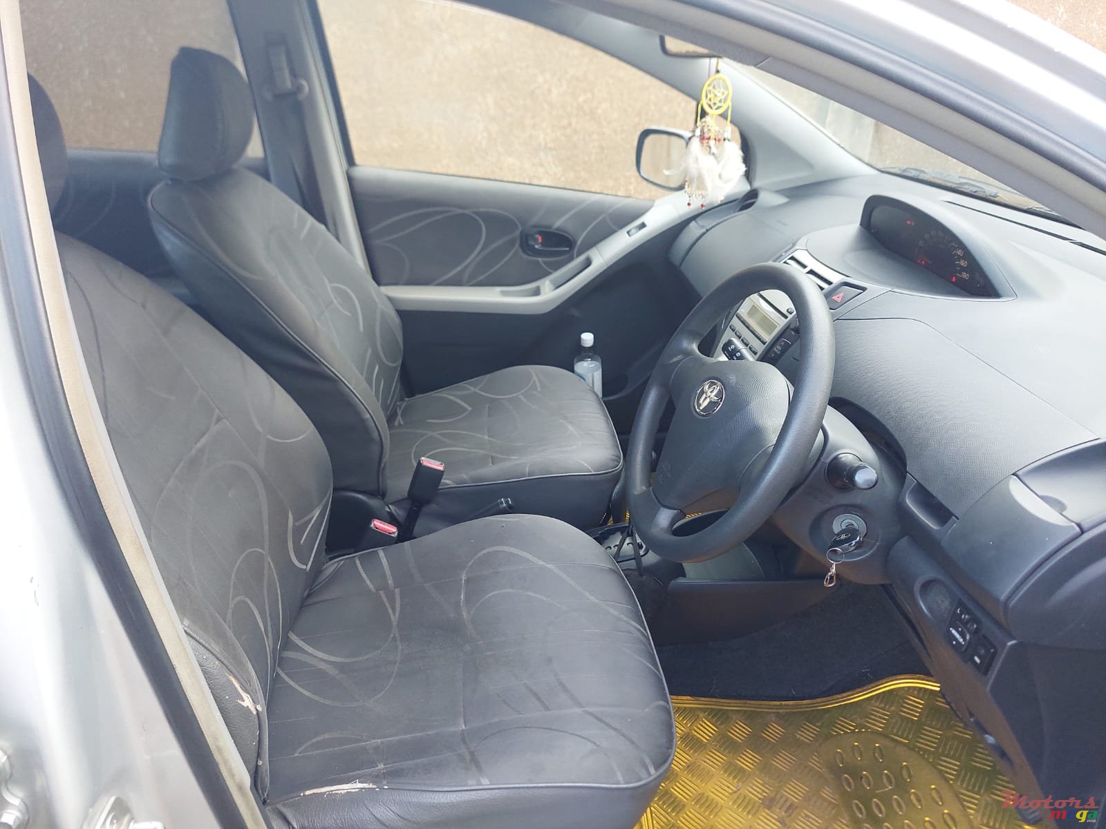 2005' Toyota Vitz photo #2