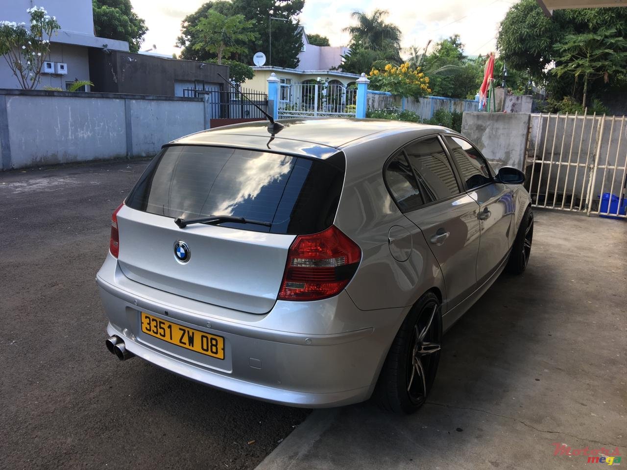 2008' BMW 1 Series 5 Door photo #2