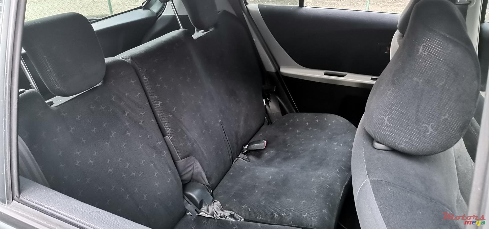 2010' Toyota Vitz photo #5