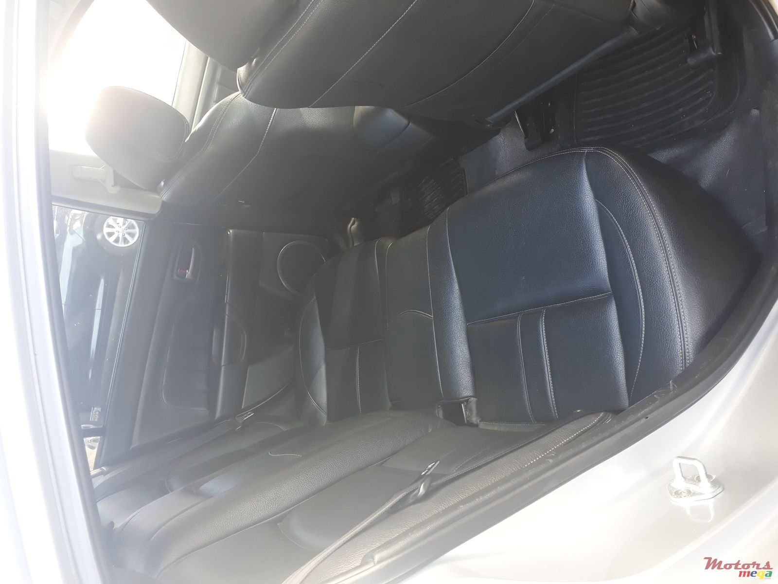 2004' Mazda 3 AXELA photo #5