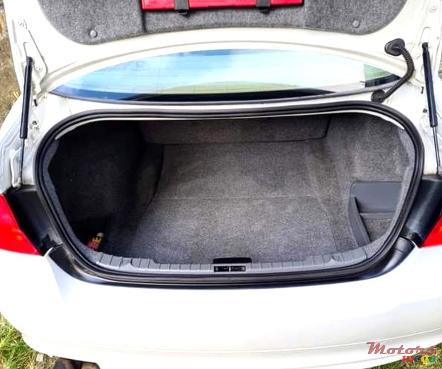 2010' BMW 318 photo #1