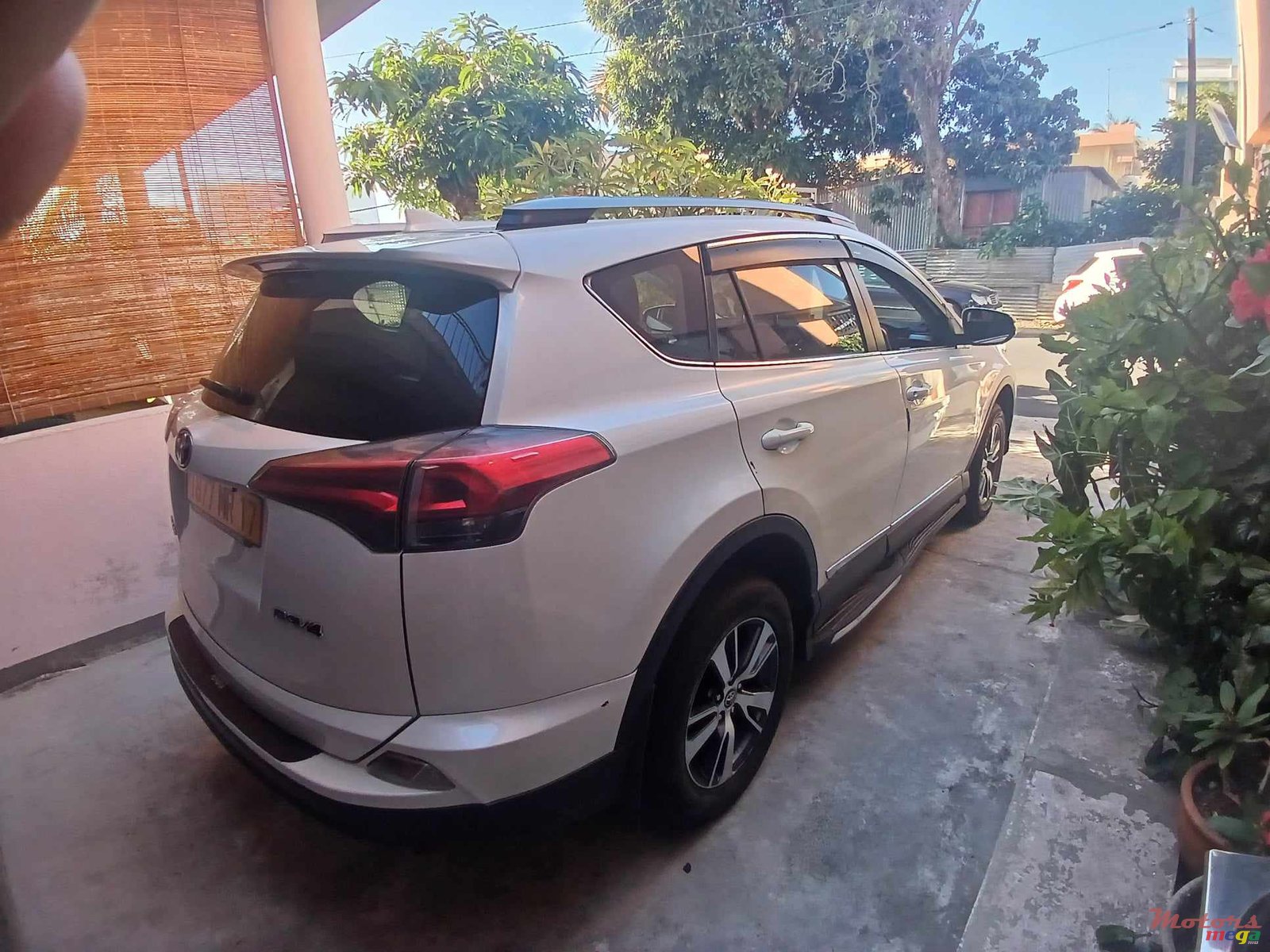 2017' Toyota RAV4 photo #2