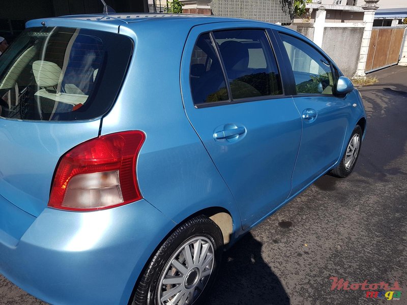 2006' Toyota Vitz photo #2