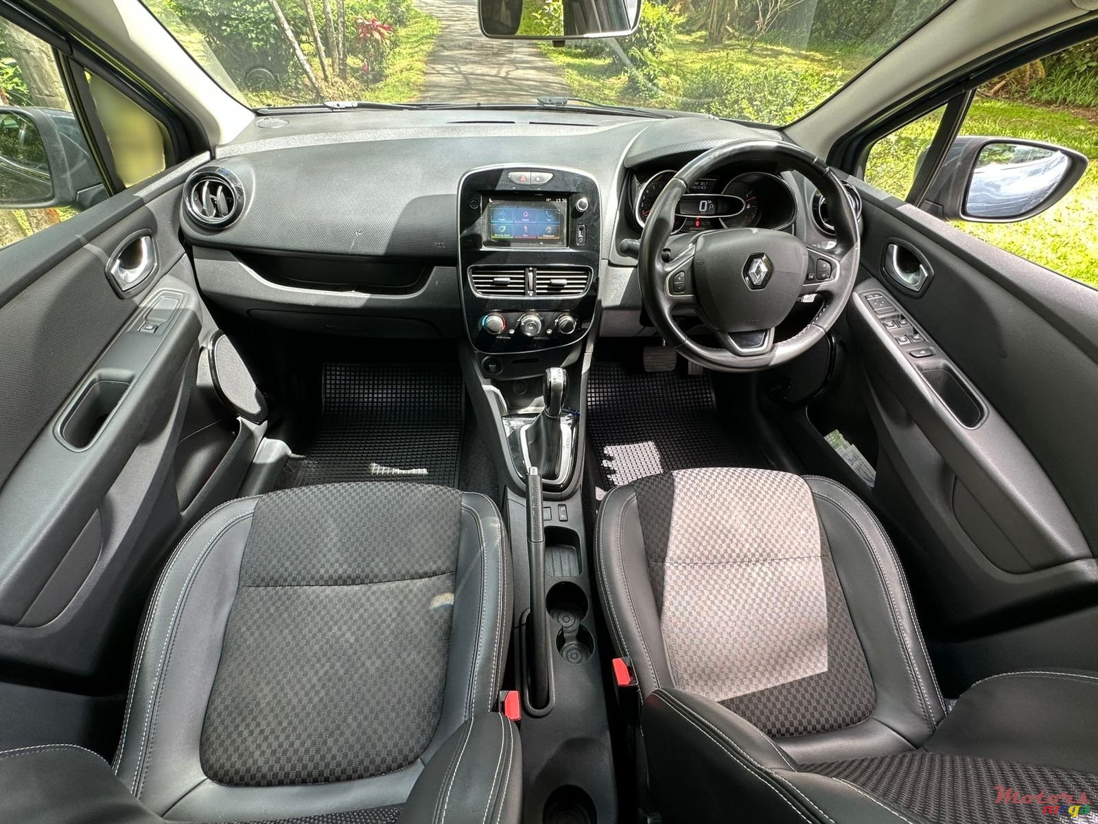 2020' Renault Clio intens photo #7