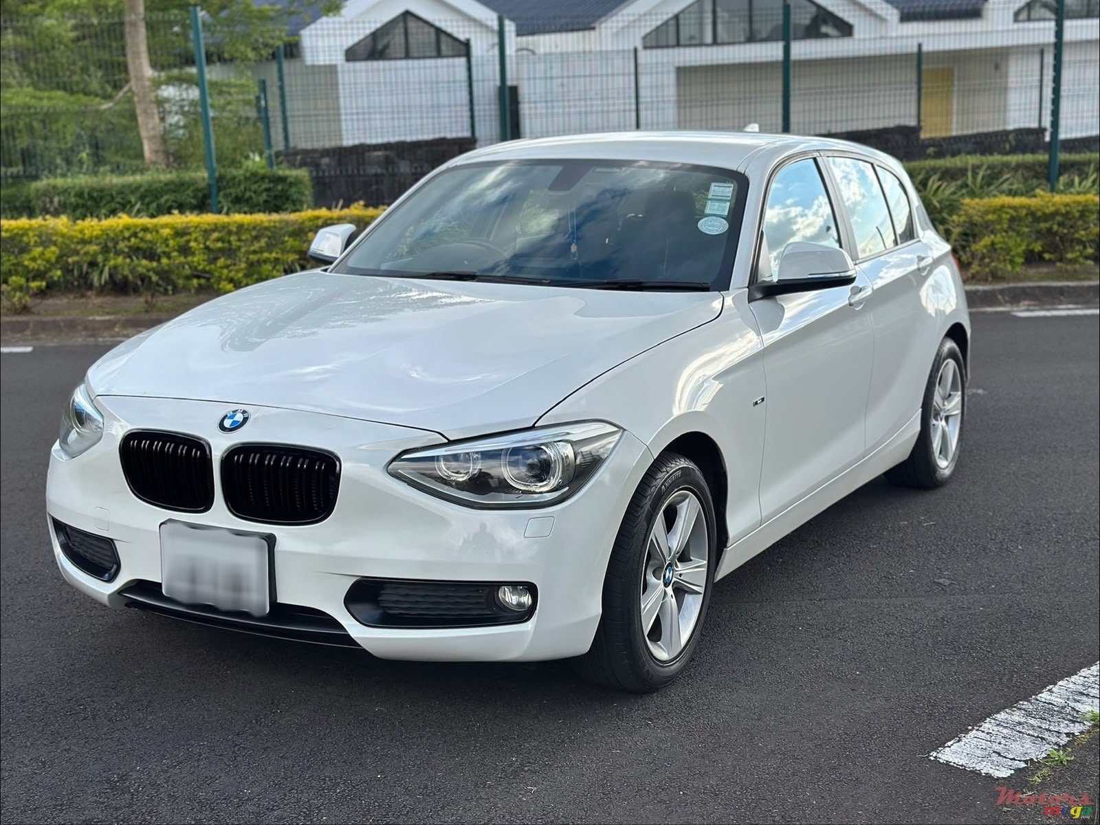 2015' BMW 116i photo #2