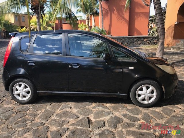 2004' Mitsubishi Colt photo #3