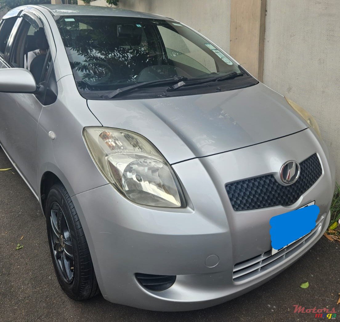 2007' Toyota Vitz photo #1