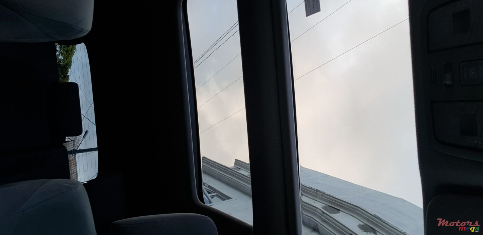 2013' Toyota Prius v photo #5