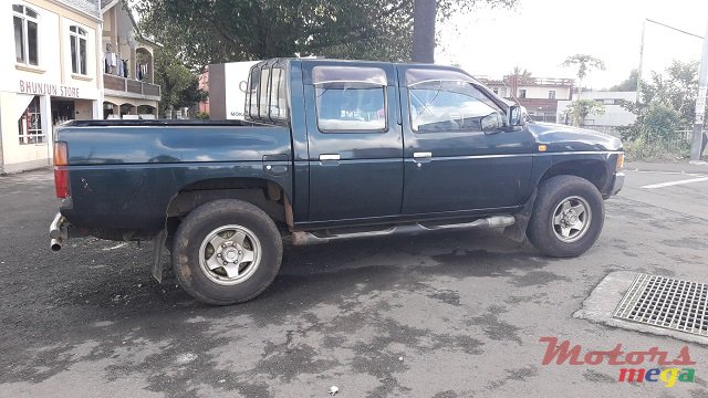 1992' Nissan 4X4 photo #3