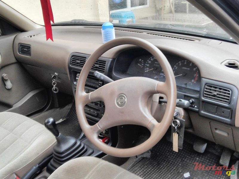 1993' Nissan Sunny saloon photo #6