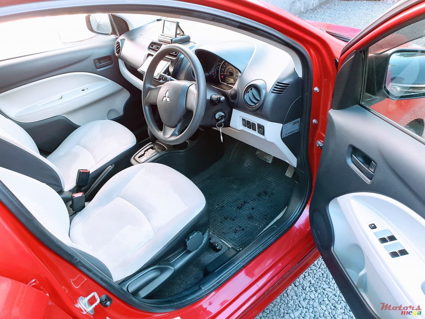 2013' Mitsubishi Mirage photo #4