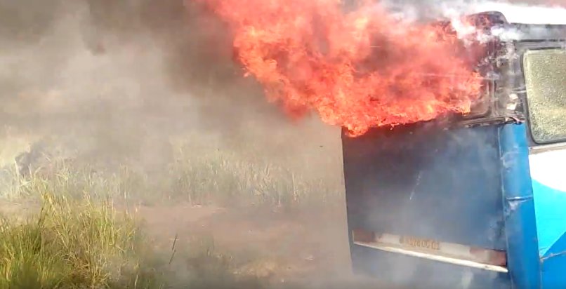 Rivière-du-Poste: un autobus en proie aux flammes en bordure de route