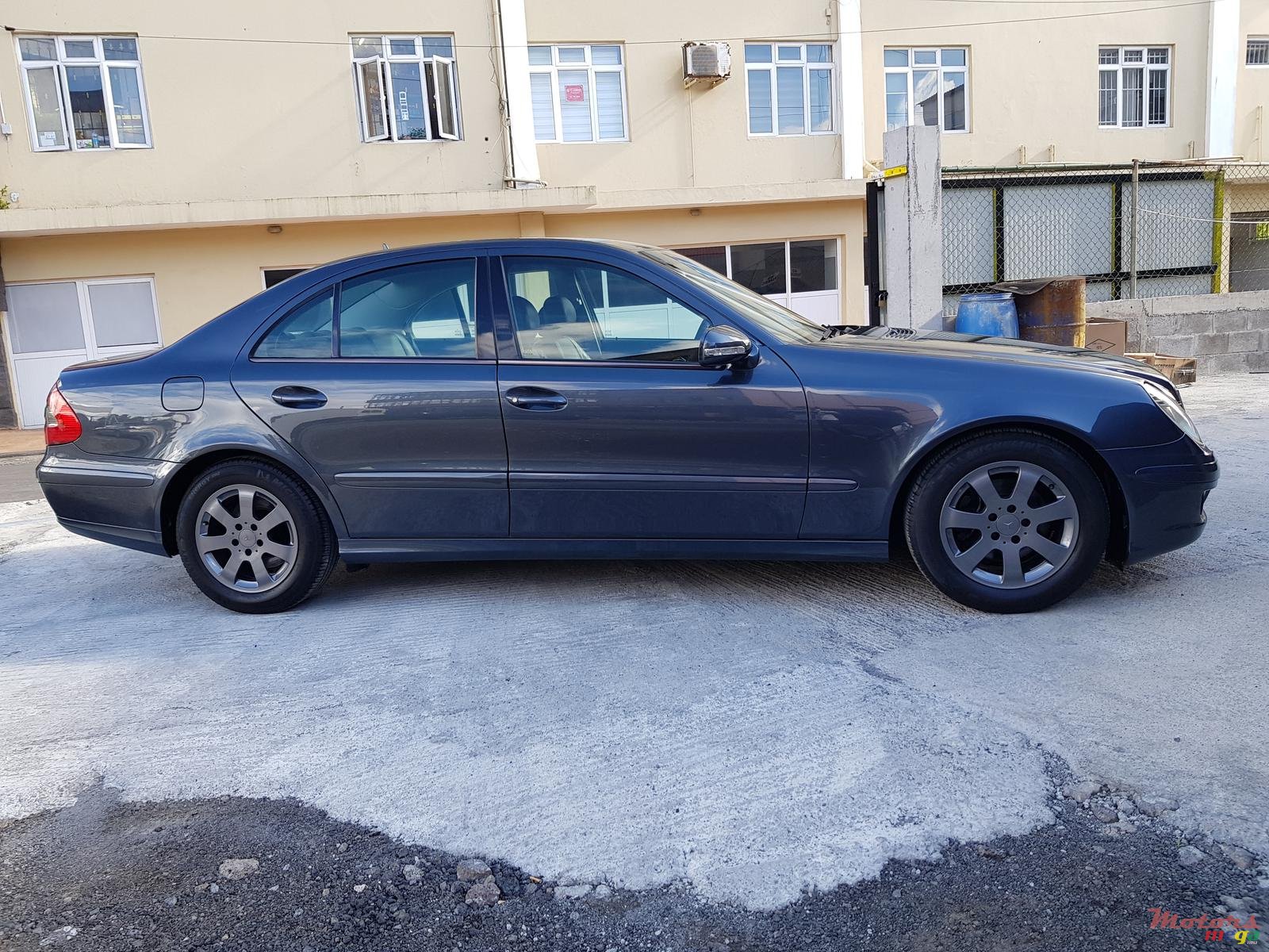 2010' Mercedes-Benz E-Class E200 photo #4