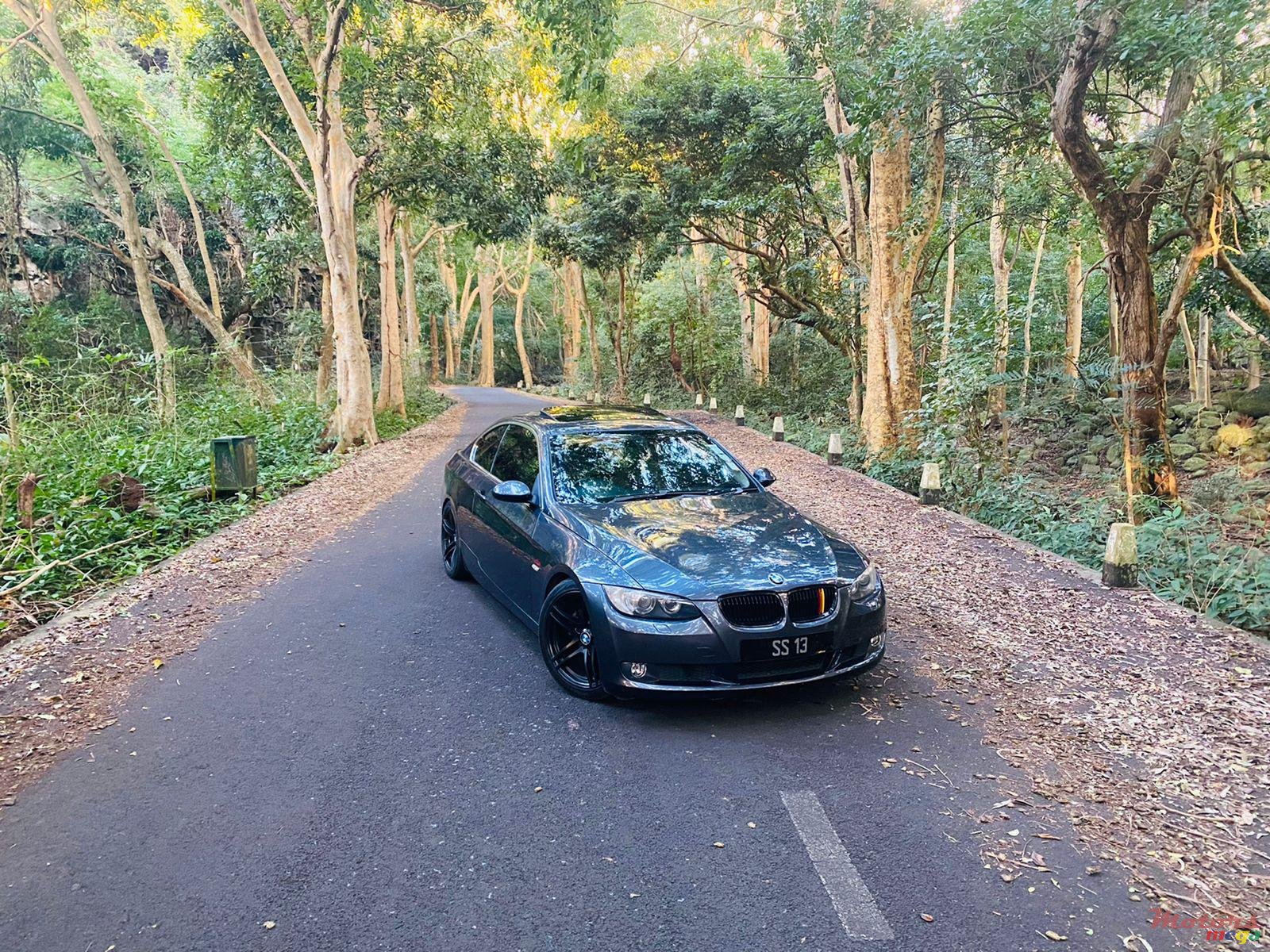 2007' BMW 3 Series Coupe 325 i photo #2