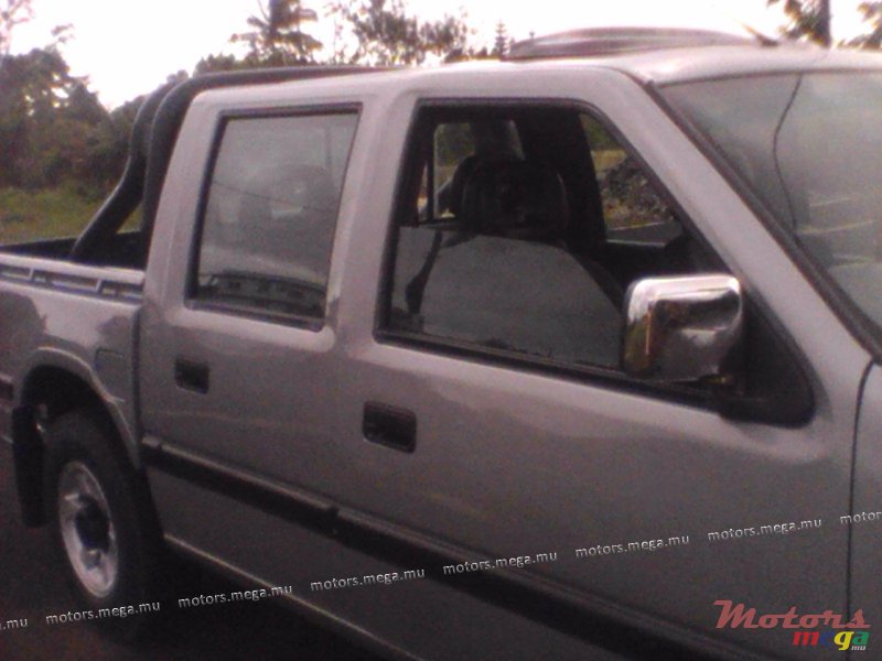 2003' Isuzu photo #1