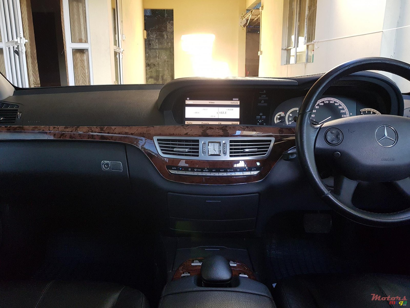 2010' Mercedes-Benz S-Class photo #3