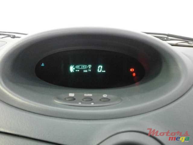 2001' Toyota Vitz photo #2