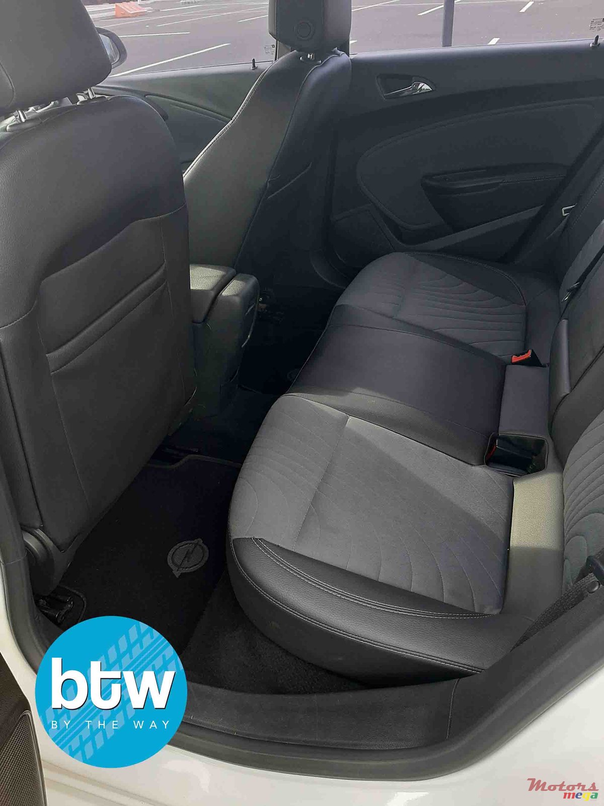 2014' Opel Astra photo #4